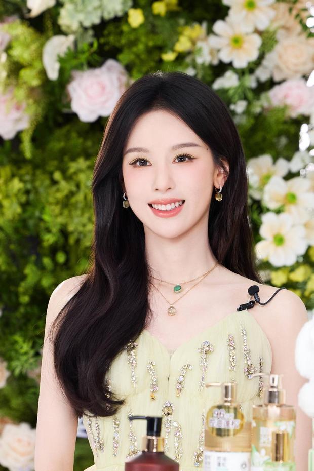 陈都灵笑容清甜。