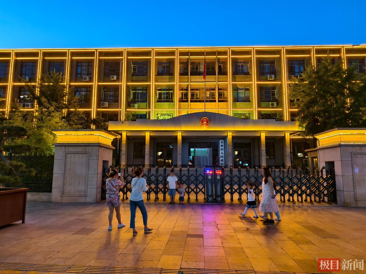 60多岁市政府大楼退休尚无拆除规划市民拍照留念(图2)