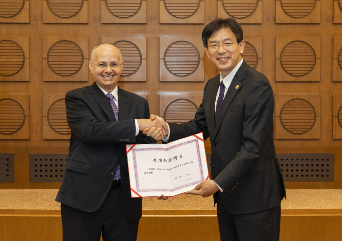 7月3日,清华大学举行奥马尔·亚吉讲席教授聘任仪式,校长李路明为奥马尔·亚吉颁发聘书。(图片来源:清华大学官网)