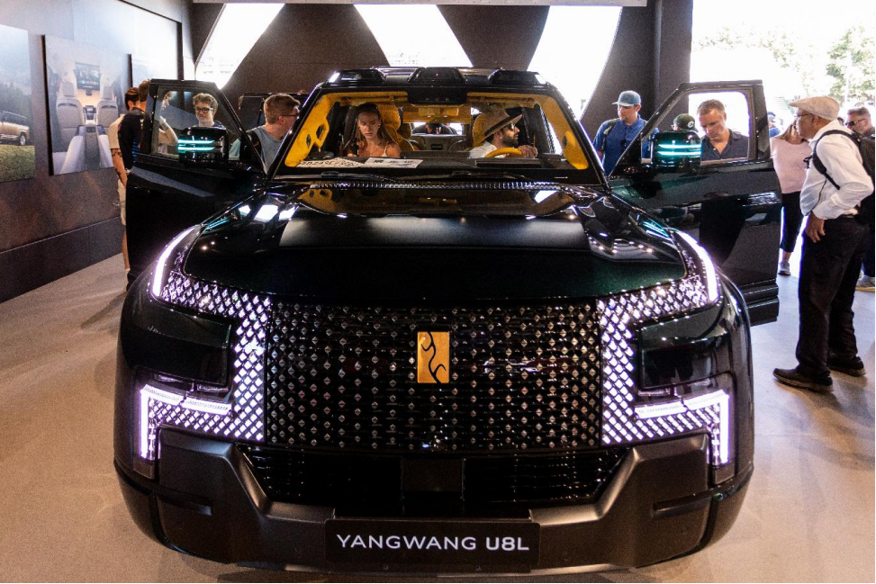 仰望全系车型亮相古德伍德,U7跨越10国行驶15000公里到达现场
