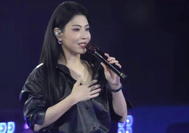 搜狐娱乐讯 近日，张柏芝出席演出活动，她身穿黑皮衣配亮片长裙，妆容冷艳精致，全开麦演唱状态在线，强大气场十分吸睛。