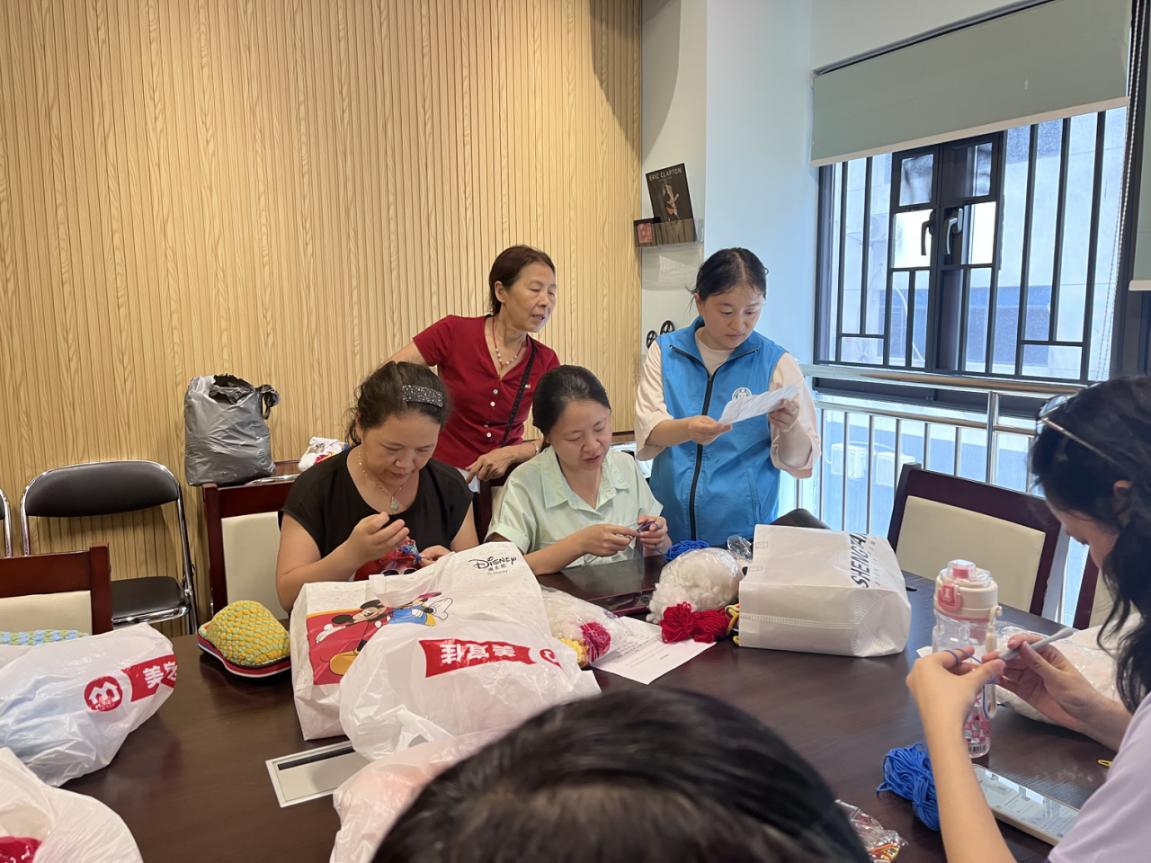 巧手绽芳华 针脚暖邻里 西乡街道铁岗社区新时代文明实践站钩针培训圆满落幕