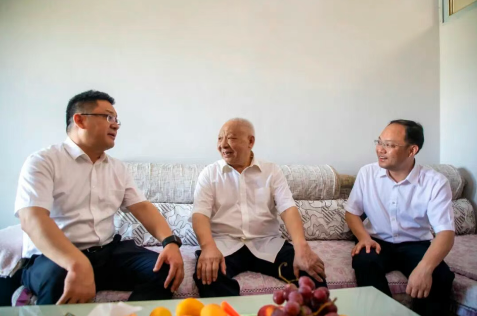 忠县县委书记徐海波、县委副书记罗毅（右）看望慰问退休老干部王正堂。余鸿 摄