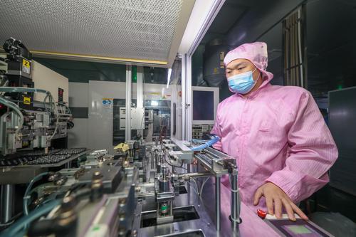7月8日，该企业员工正在操作设备进行镜头片自动整列摆盘。