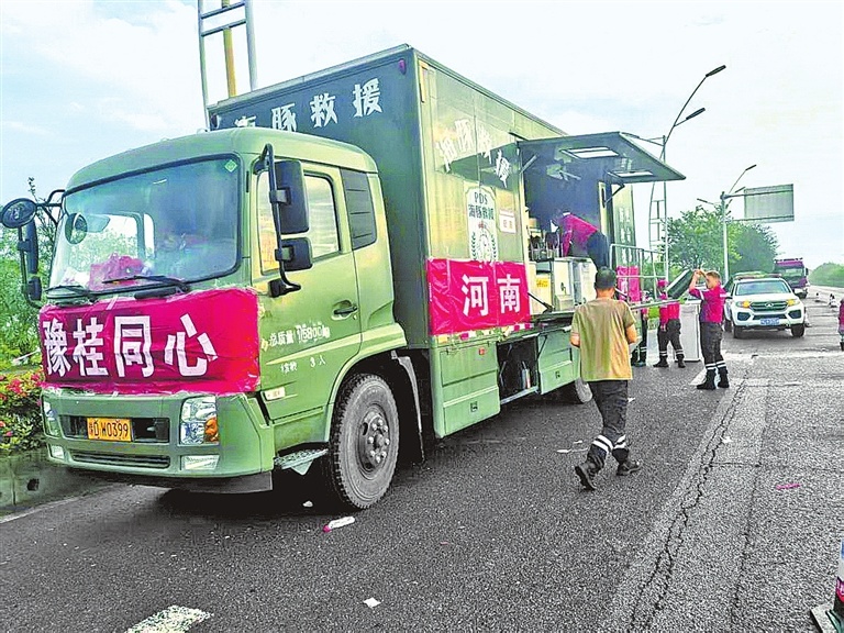 7月9日，平顶山市慈善总会海豚救援队驰援广西贵港，为当地受灾群众和救援队员提供餐食。 受访者供图