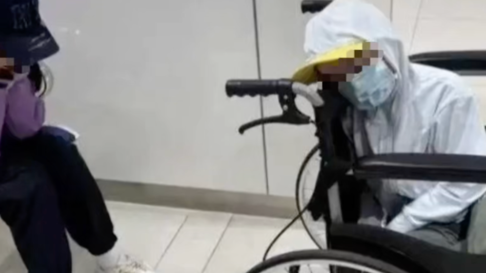 一家四口澳门旅游后发烧，回程飞机上弟弟全程腹泻污染座椅，曾被澳门医院告知需上报但仍吃药乘机入境，律师：逃避检疫情节严重可追究刑责