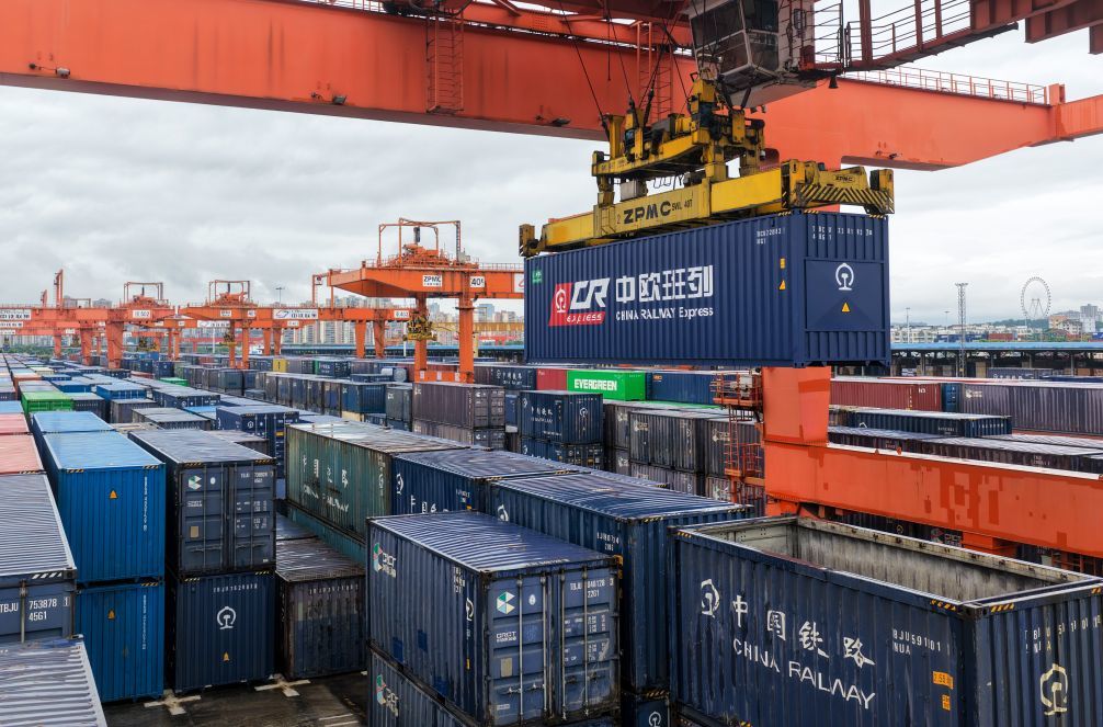6月22日,新型汽车箱在重庆团结村中心站装车(无人机照片)。新华社记者唐奕 摄