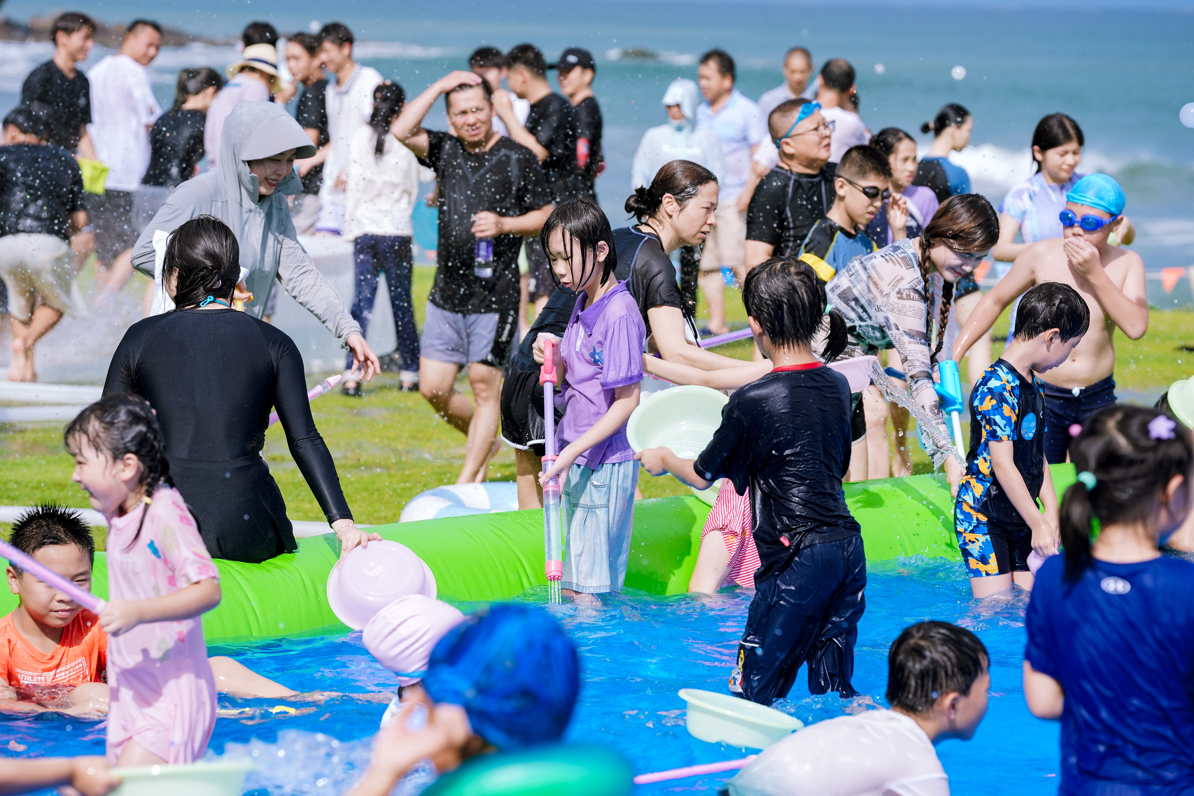 千人泼水大战、鳌鱼烟花秀、蓝眼泪夜漂……暑假来日出东山海“浪”就对了