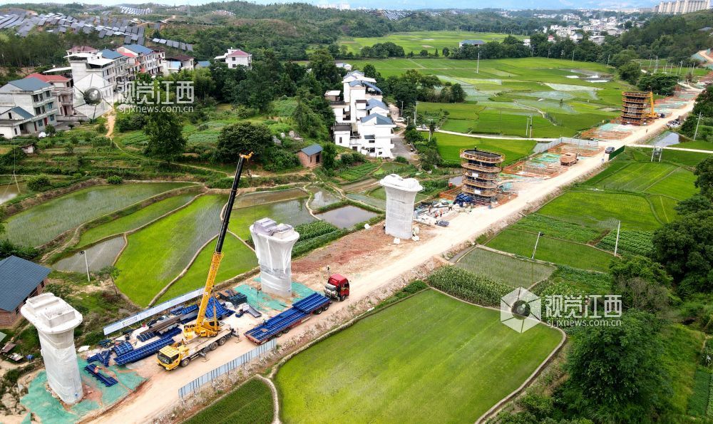 2026年7月6日，长赣高铁江西省遂川段施工现场机器轰鸣，江西交工集团施工人员抢抓工期，同步开展桩基施工、墩身钢筋绑扎及混凝土浇筑作业。