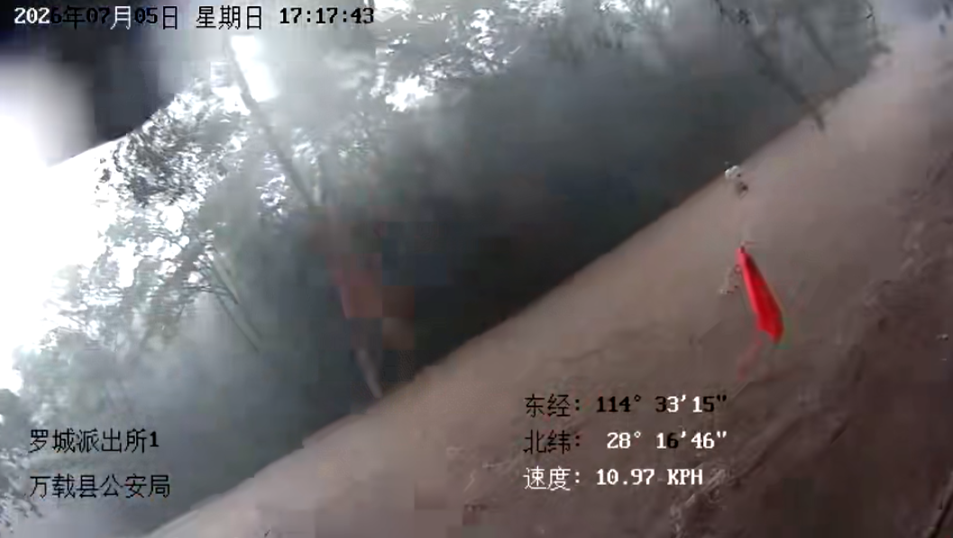 突降暴雨致群众被困河道中间 万载公安紧急救援