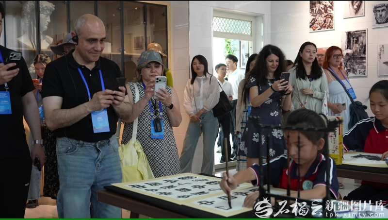 7月2日，丝绸之路经济带共建国家媒体负责人研讨班一行在库尔勒市第二十三中学体验学生丰富的社团生活。黎文辉摄