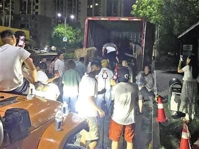 利川市民自发购瓜 8000余斤西瓜两个小时售罄 通讯员供图