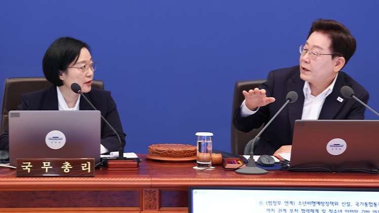 李在明(右)召开会议研究制定新的房产税政策。