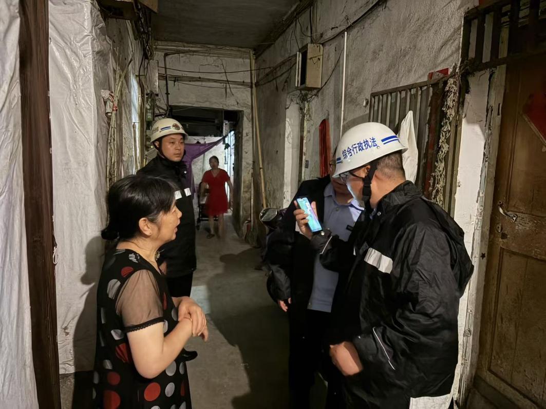 风雨坚守护民生 鄞州综合执法持续筑牢抗台防汛安全防线