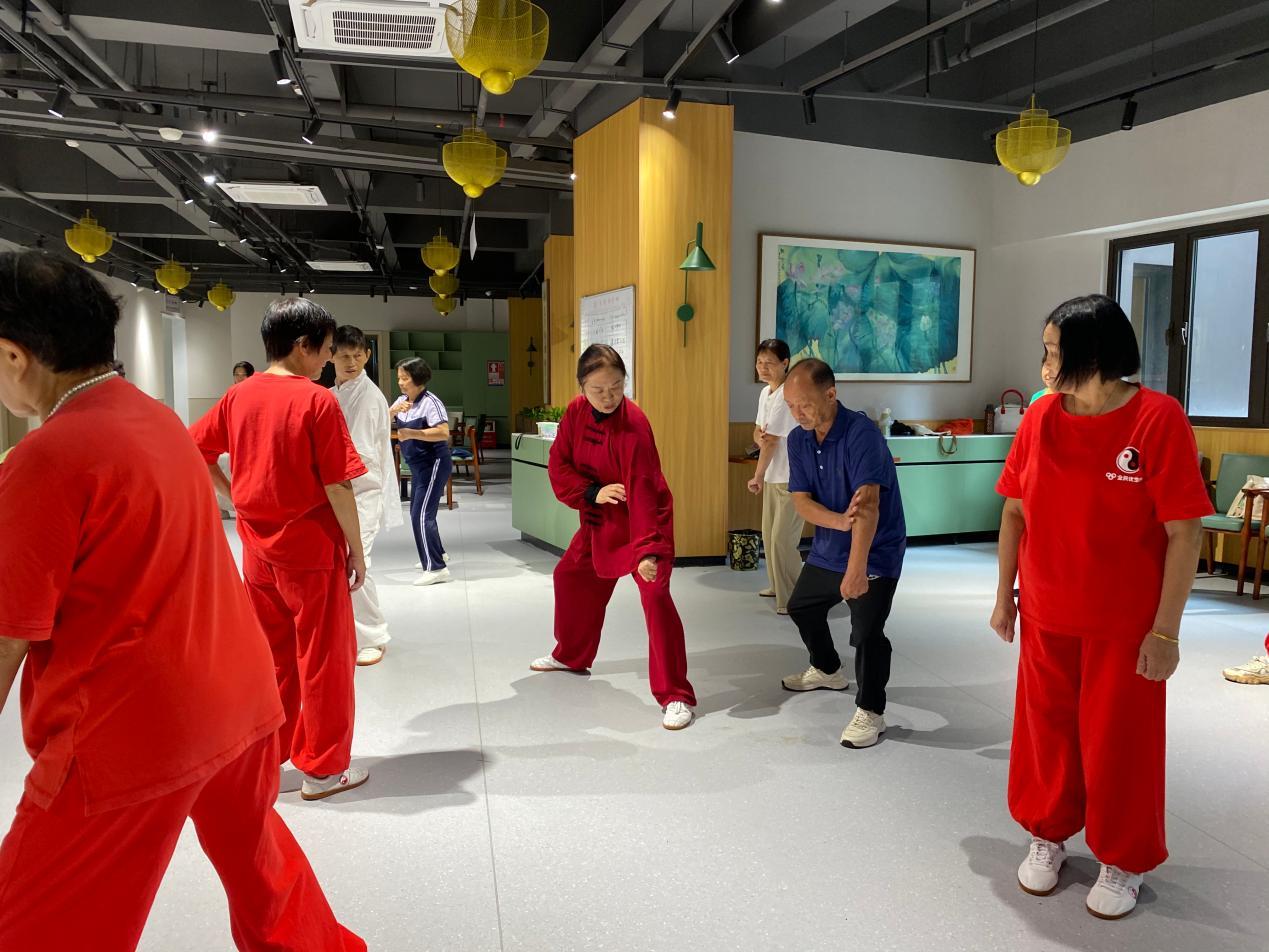 凤凰岗社区“品太极古韵,筑长者康健”长者太极拳学习小组
