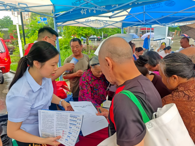 重庆:轨道“听劝”摊摆进烟火里,社区、商圈、农贸市场处处都是“意见箱”