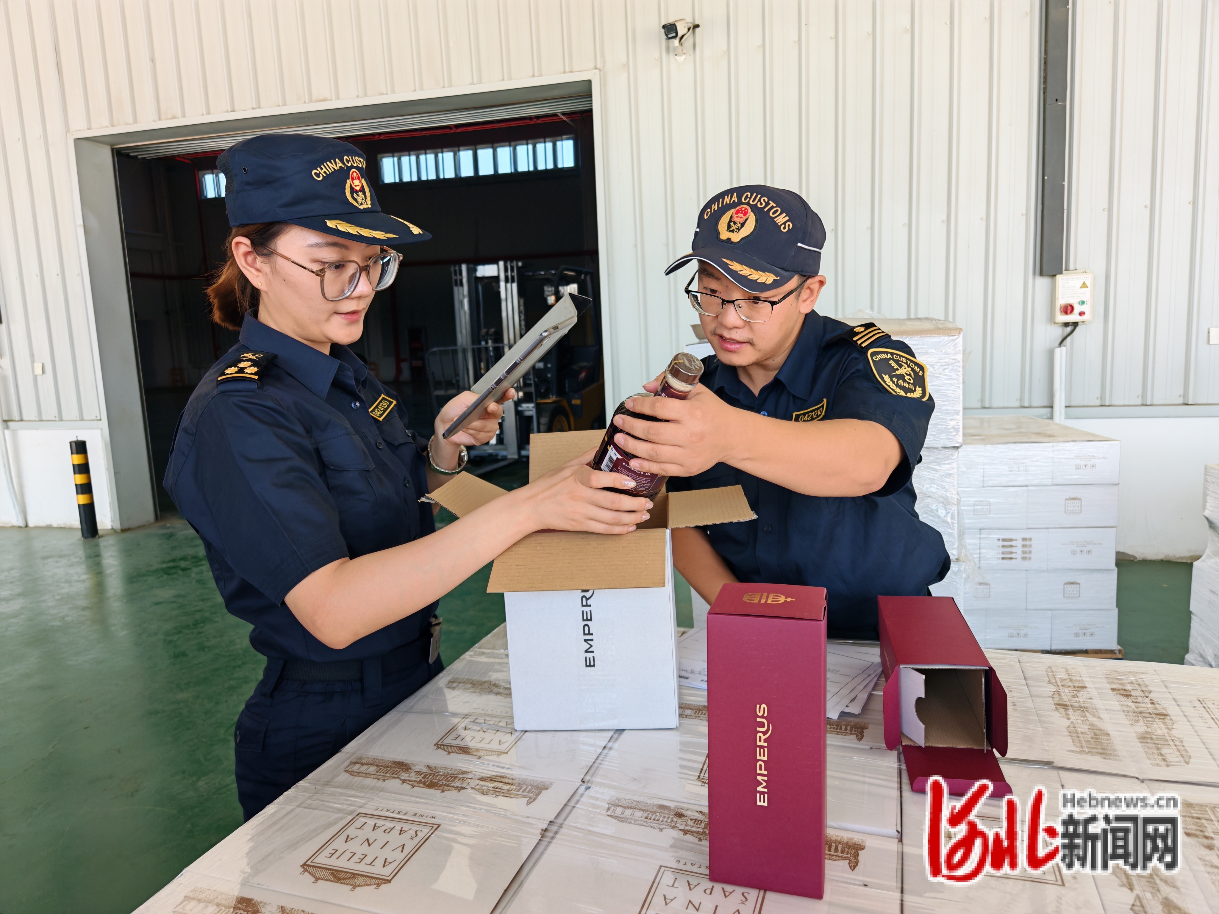 7月15日,鹿泉海关关员查验通过中欧班列进入河北市场的塞尔维亚红酒。余陈军 摄