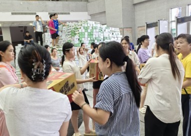 图:中国人寿贵港分公司积极参与救灾物资搬运志愿服务