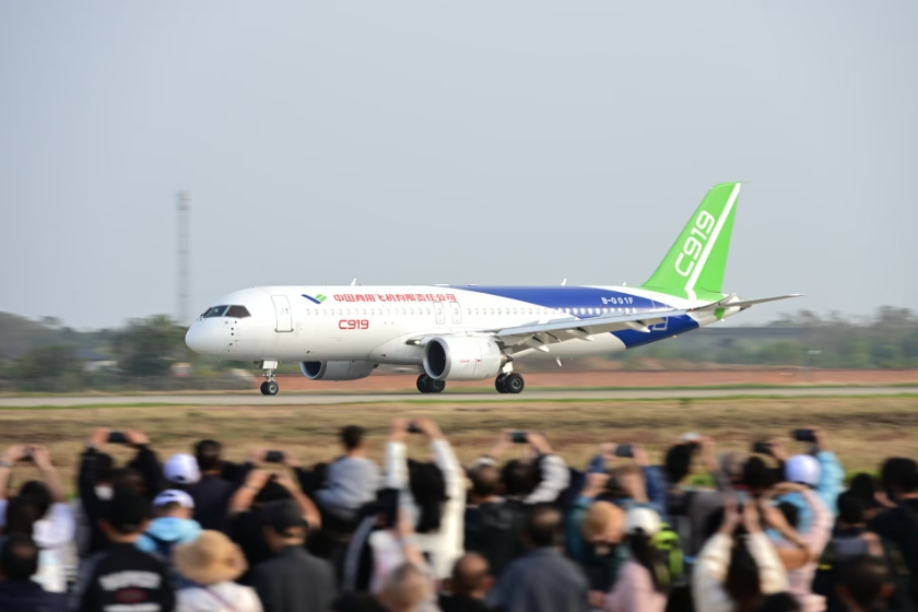 2025南昌飞行大会上，C919近距离驶过观众身旁。微信公众号“当代江西” 图