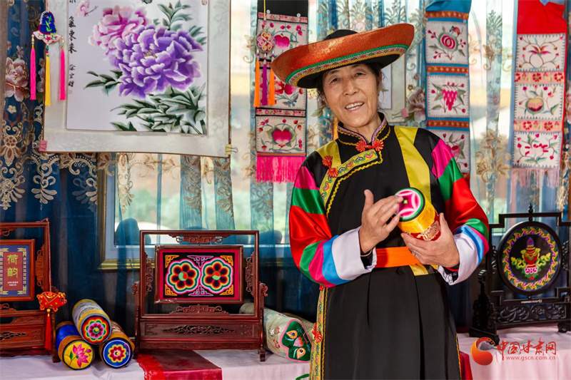 杨国芳的绣品