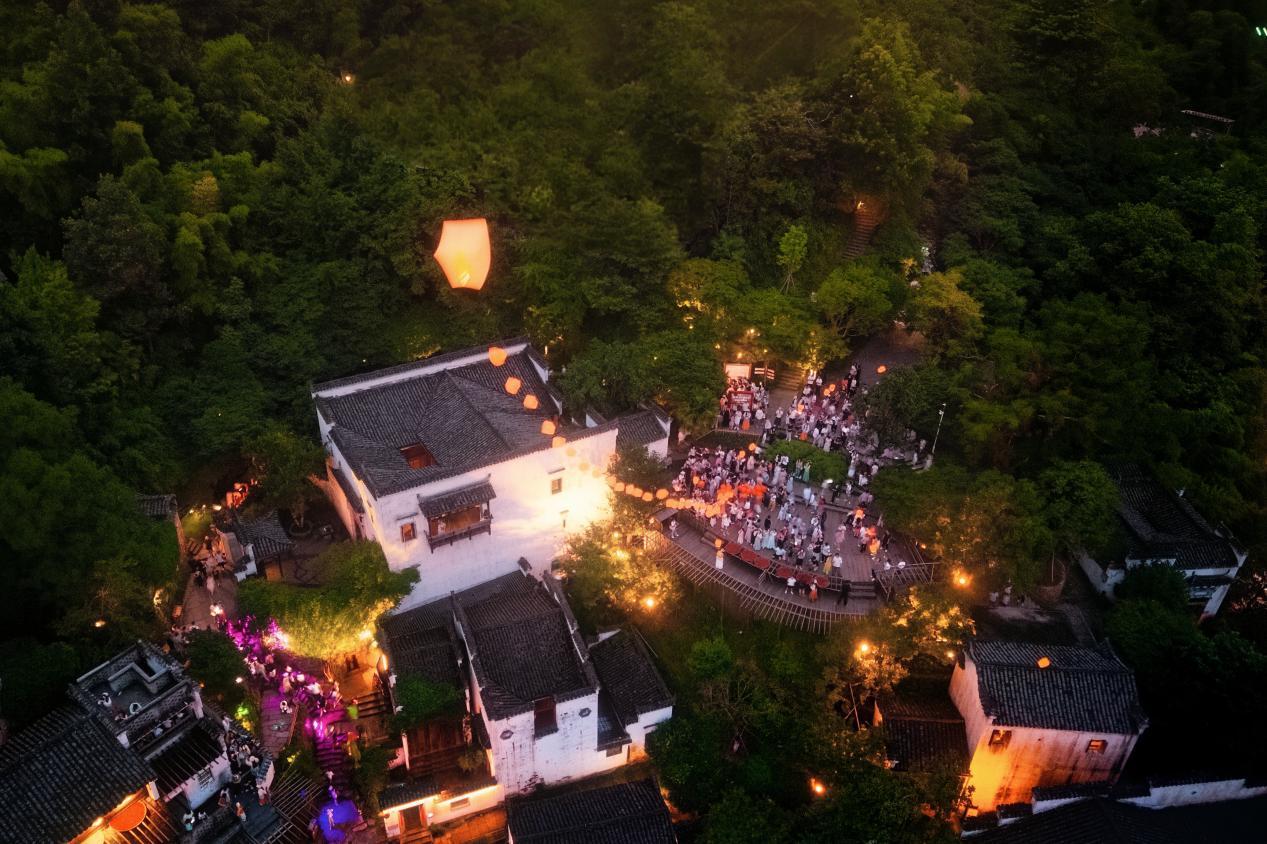深耕夜间文旅业态 篁岭乡村非遗夜焕新上线