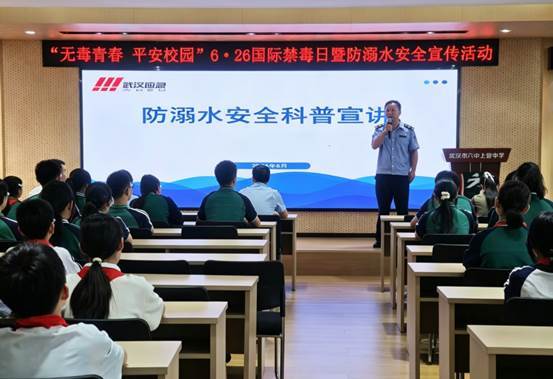 图为执法人员为青少年科普溺水后基础急救要点