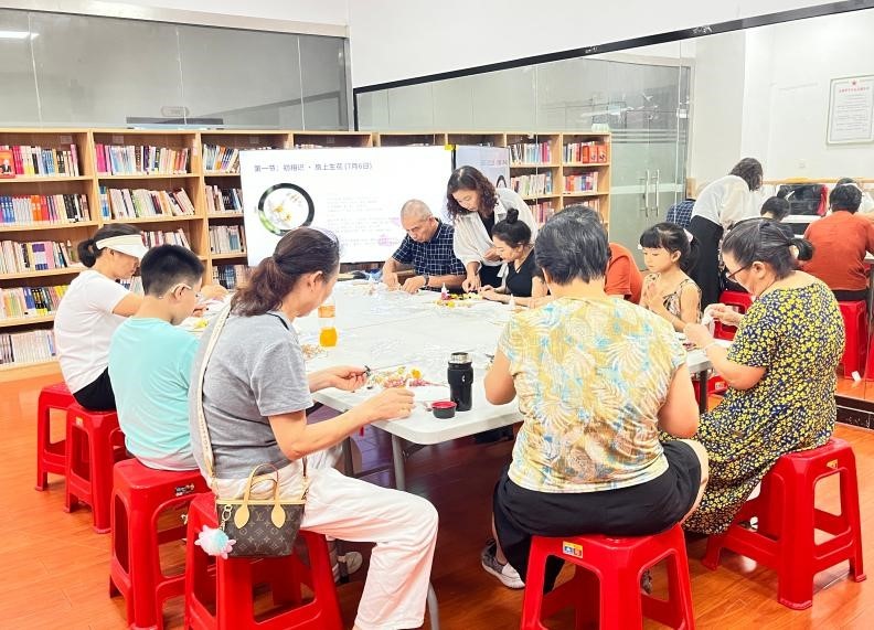 “变废为宝,老有意思了!”——西乡街道南昌社区长者手工小组玩转旧物改造