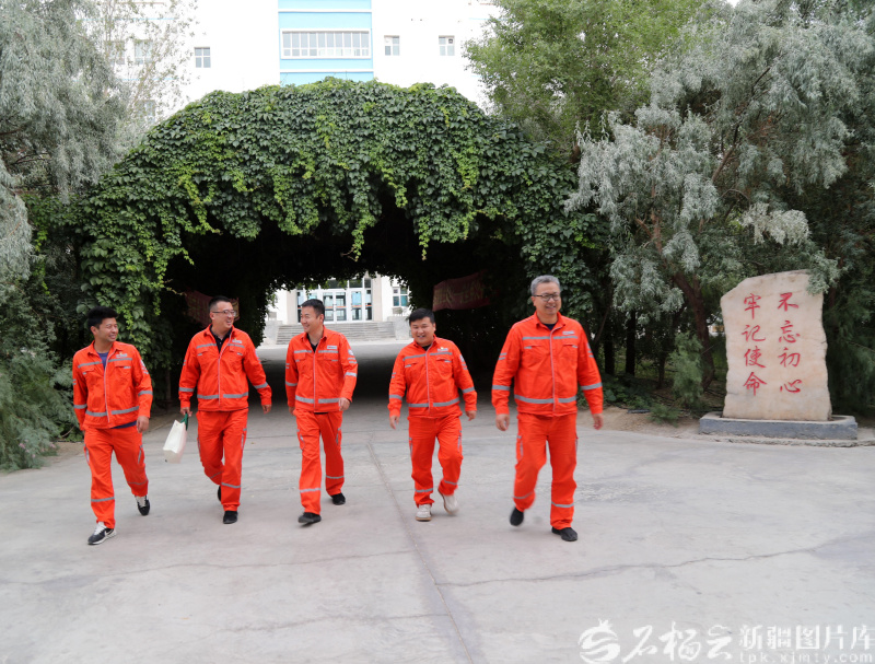 6月13日,国投罗钾院内已绿树成荫。石榴云/新疆日报记者 李雄心摄