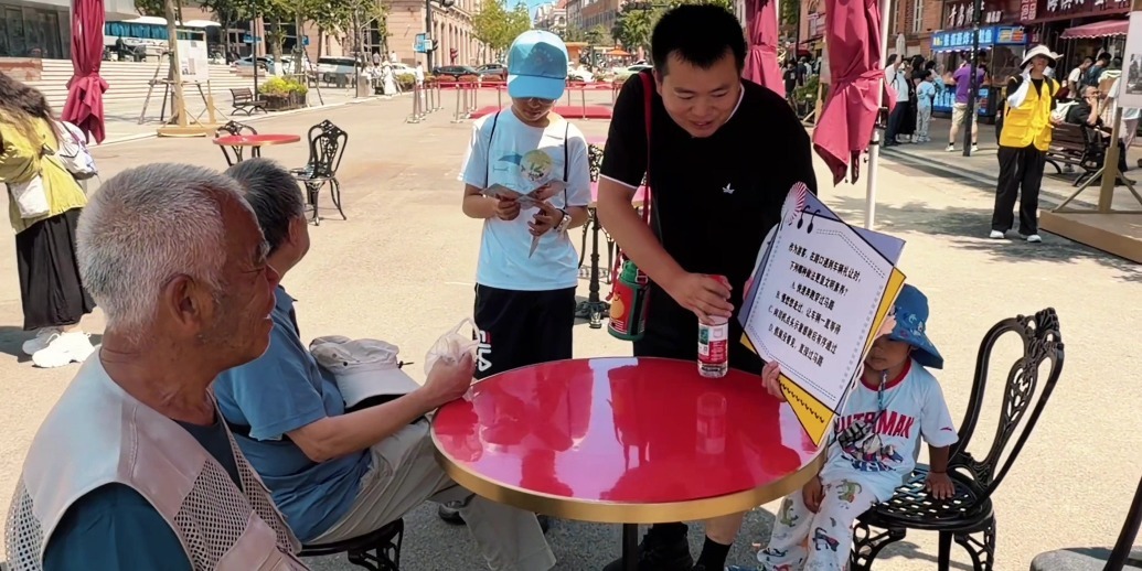 凤凰视频|“最美发现官”走进啤酒节老城会场，邀你一起与文明“碰杯”