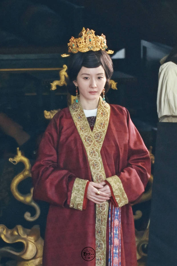 搜狐娱乐讯 15日，杨幂拍摄的新剧路透曝光，她穿着古装华服，化老年妆拍戏，整体仪态沉稳，自带暮年太后的克制与威严。