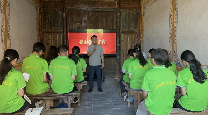 实践队聆听学院院长郜志刚讲党课 夏佳卉供图