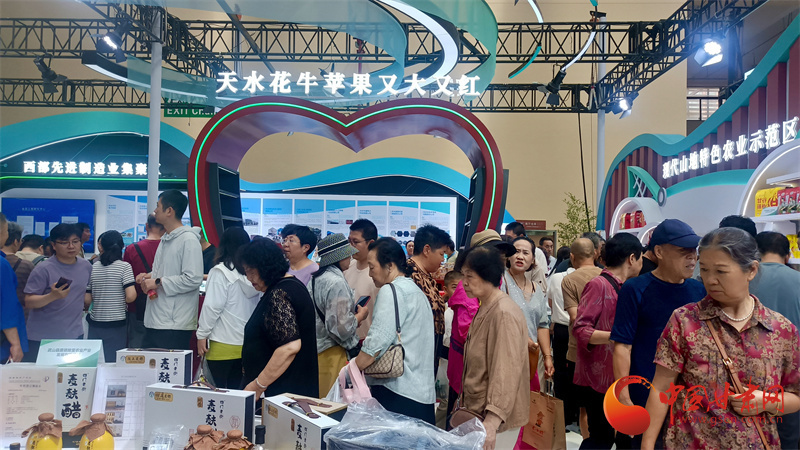 兰洽会展馆购物的市民游客