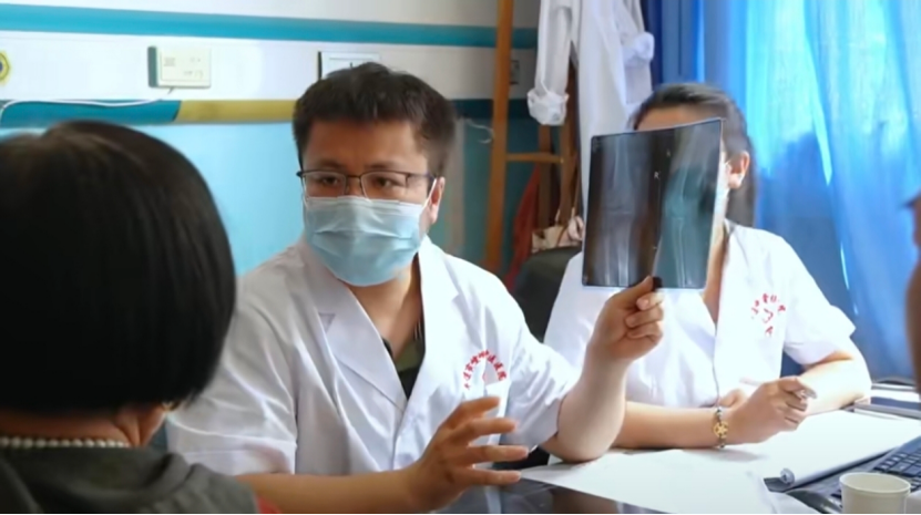 图为专家正在现场诊疗并与患者沟通.png