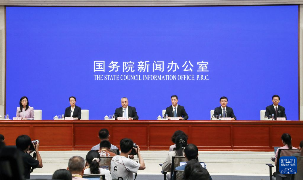 7月14日,国务院新闻办公室在北京举行新闻发布会,自然资源部副部长张文彤、国家林业和草原局(国家公园管理局)副局长张利明、自然资源部自然资源所有者权益司司长王薇、自然资源部自然资源调查监测司司长王华斌、自然资源部自然资源确权登记局局长胡善顺介绍完善自然资源资产管理制度体系有关情况,并答记者问。新华社记者 单宇琦 摄