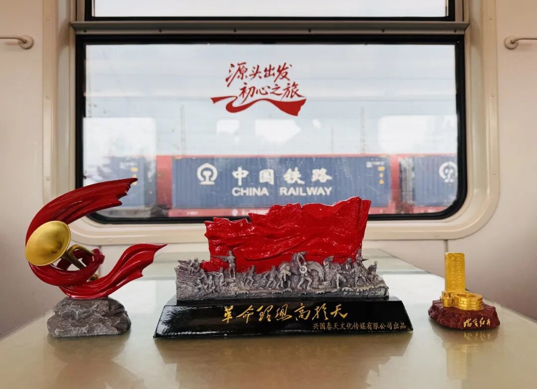 “长征源”江西红色旅游主题列车上的文创产品。（罗俊杰 摄）