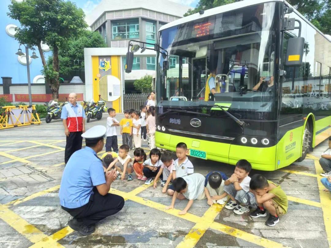 公交车开进幼儿园 中山南区开展沉浸式交通安全教育