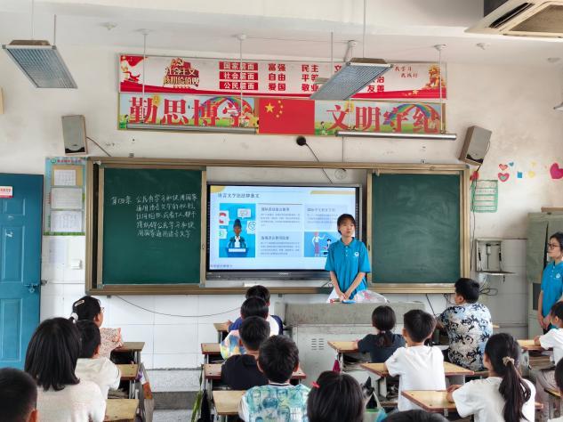 图为实践队员与黄店镇学生互动