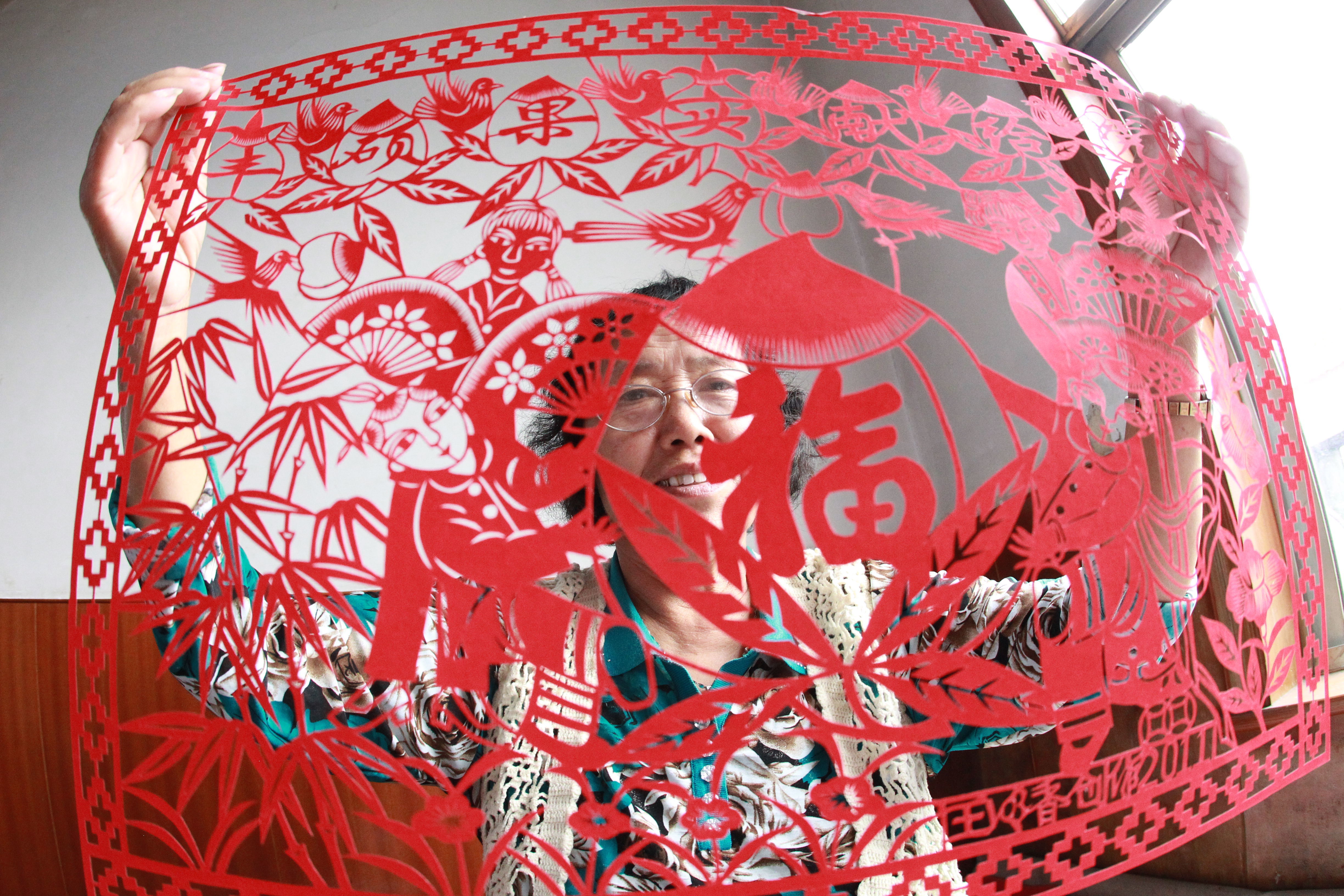 青岛乡里乡亲|乡土文化带头人王明香:方寸纸艺承载百年匠心 一抹红彩唤醒故土深情