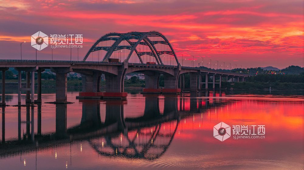 2026年7月11日在江西省吉安市峡江县赣江大桥拍摄的画面。