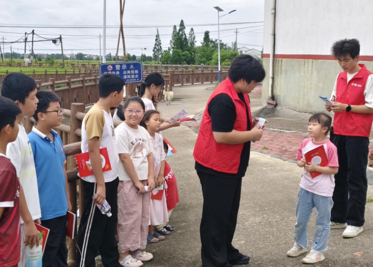 江西新能源科技职业学院开展暑期“三下乡”关爱留守儿童活动