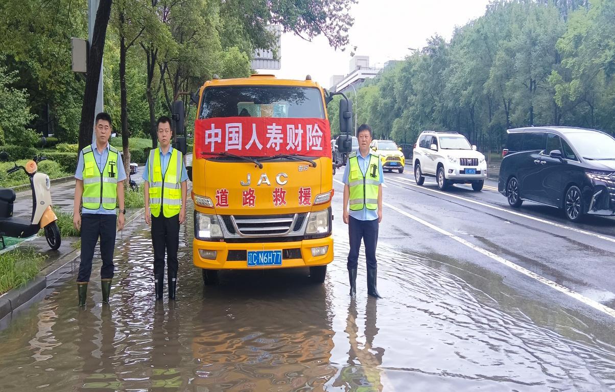在暴雨最猛烈的时段,赵森学带队在积水核心路段设立多个临时应急点位,一边疏导劝导被困车辆绕行深水区,一边组织人力徒手将熄火车辆推移至安全区域,最大限度避免车主二次损失。待报案高峰平稳回落,他第一时间组织团队复盘全流程处置情况,对所有出险车辆的位置、流向、损失程度进行逐一梳理,针对暴雨水淹案件实施精细化分级调度,专门建立二级案件调度微信群,实现“每案专人跟进、进度实时同步、问题当日闭环”。