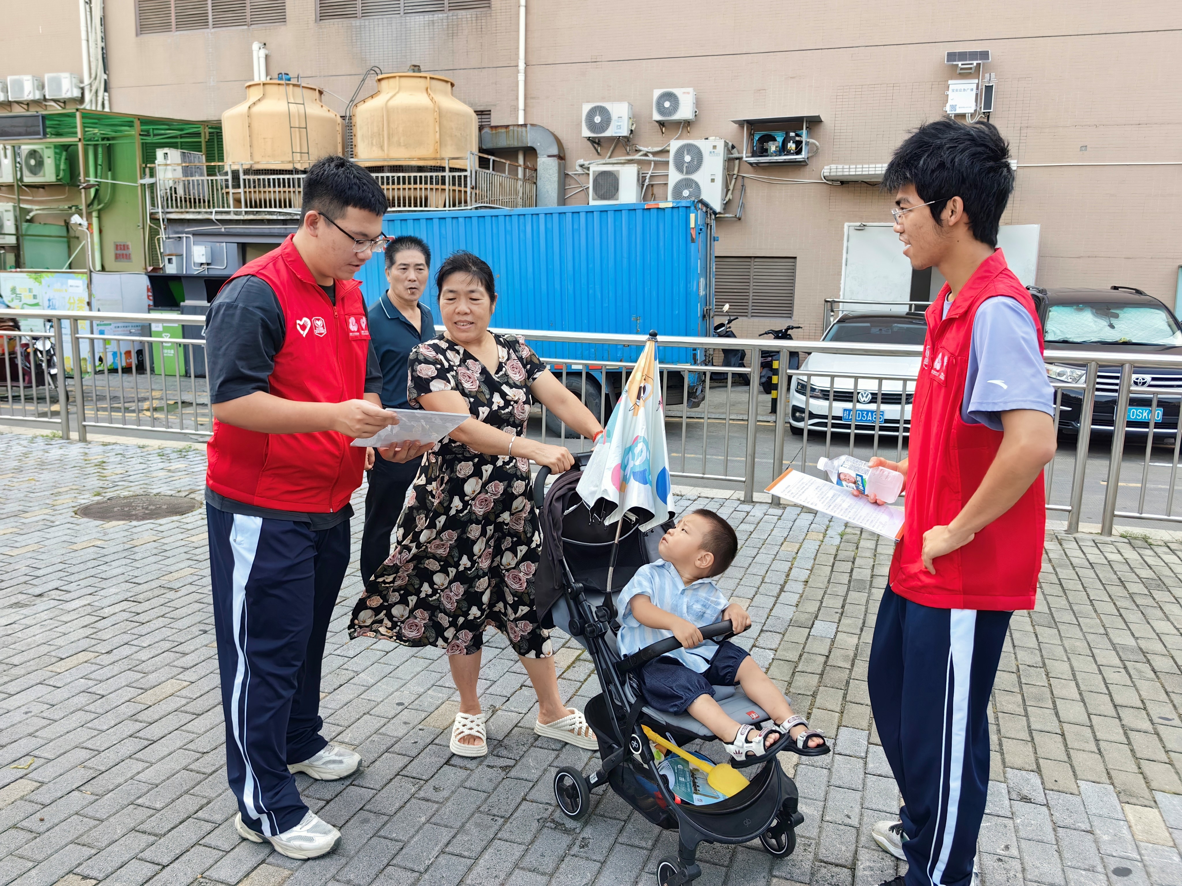 志愿者向居民介绍未成年人涉罪典型案例