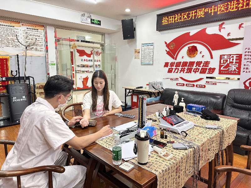 西乡街道盐田社区开展中医健康公益服务  为女性职工健康“把脉问诊”