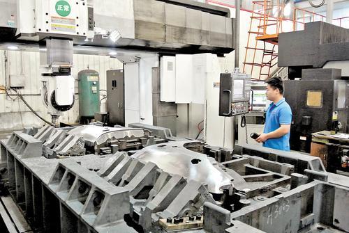 近日,在河北浩然模具有限公司生产车间,工人操控设备对汽车冲压模具进行精加工。本报记者 王雅楠摄