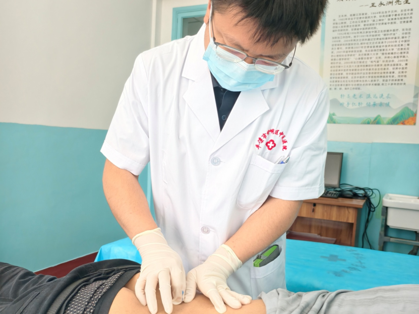 图为专家正在为患者进行针灸治疗.png