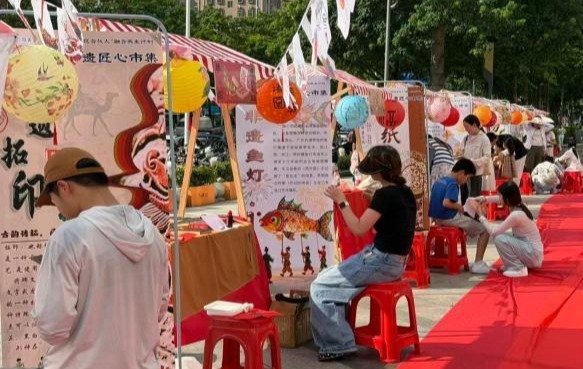 西乡街道麻布社区“传艺・时光”非遗匠心周活动热闹开摊