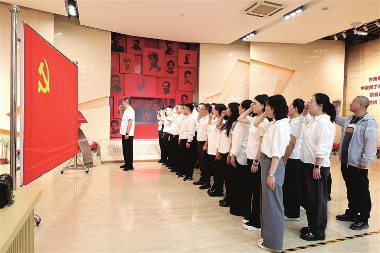 兰州新区第一人民医院党员重温入党誓词　兰州新区报记者　姜波　摄