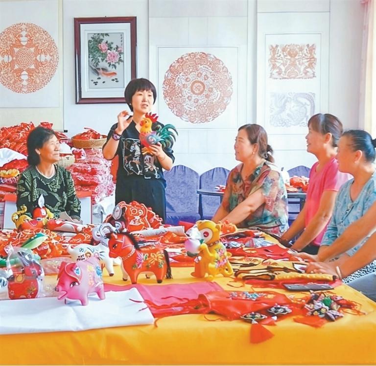 赵丽珺为合作社的妇女培训技能