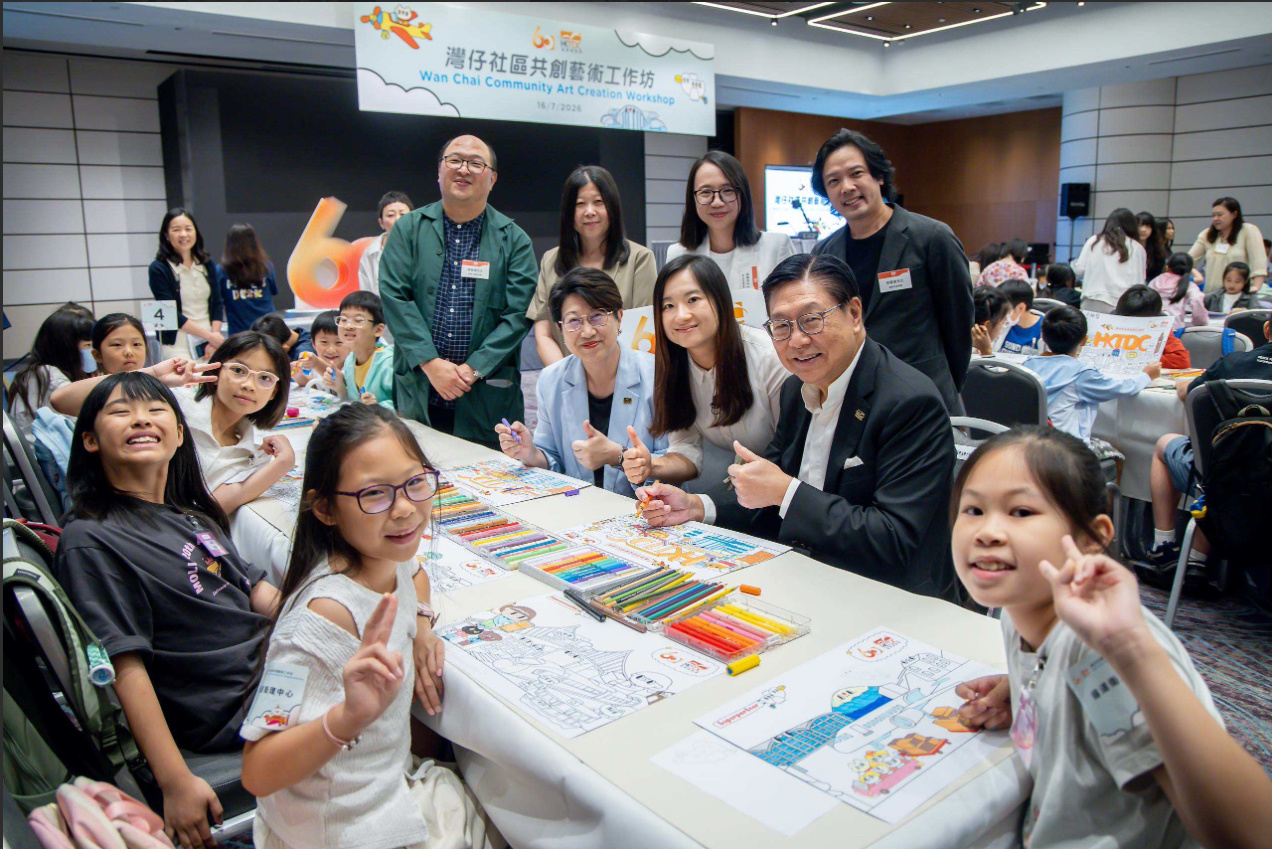 图：香港贸发局主席马时亨和总裁张淑芬与学生以画笔描绘香港经济面貌