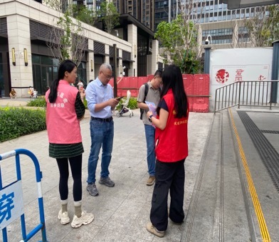 “念叨”声里有温度,“黑科技”里有力度 ——看西乡街道凤凰岗社区如何守护出行平安
